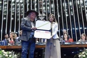 Na Lata: ex-vereador reaparece em entrega de premiação à cantora de MS