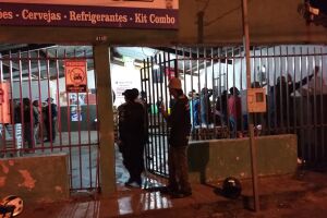 1ª noite de Carnaval: polícia faz batida em bares e prende bêbados em blitz
