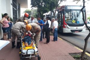 Mulher atravessa rua sem olhar e é atropelada por ônibus em Campo Grande