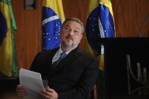 Palocci acusa Lula de negociata na compra de submarinos franceses