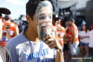 Dia de bloco na rua tem looks criativos, mas ainda quem apele para máscara de Fábio Assunção