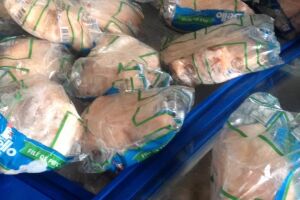 Procon flagra carne bovina e de frango imprópria pro consumo em mercado de Campo Grande