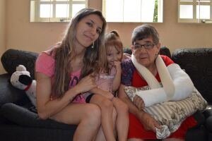 Após adoção, idosa que viveu 50 anos em hospital ganha sobrenome