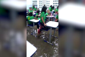 VÍDEO: chuvarada em cidade de MS alaga escola e posto de saúde