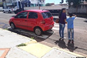 CARA DE PAU: cidadão denuncia motorista que estacionou carro em cima da faixa de pedestre