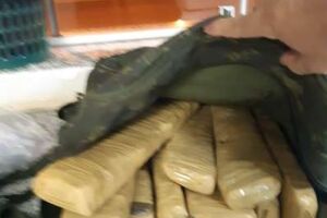 Dentro do busão: adolescente é flagrada com 10kg de maconha em mochila