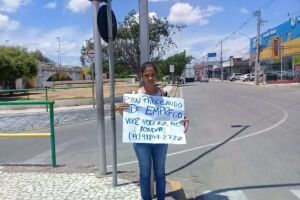 Mulher que pedia emprego com cartaz em semáforo consegue vaga em 5 horas