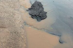 Chuva arranca pedaços do asfalto na Vila Aimoré
