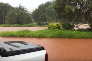 VÍDEO: chuva transforma ruas do São Conrado em rios de lama