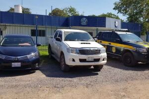 PRF prende trio de bolivianos com carros de luxo adulterados na BR-262
