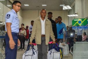 Fugindo de regime ditatorial, 100 venezuelanos devem desembarcar em MS