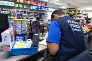 Procon Campo Grande fiscaliza farmácias, encontra produtos vencidos e autua duas unidades