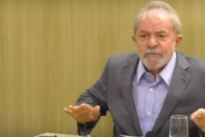 Lula diz que Brasil é 'governado por um bando de maluco'
