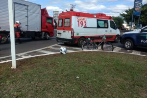 Mulher bate cabeça e desmaia em acidente entre moto e caminhão em Campo Grande