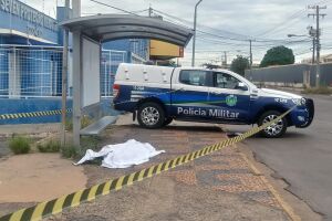 VÍDEO: homem morre em ponto de ônibus ao sair de UPA em Campo Grande