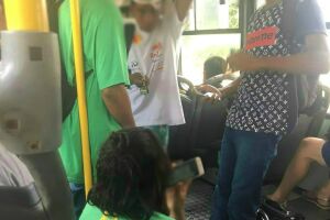 SEM EDUCAÇÃO: Lei é esquecida e adolescentes soltam funk ‘proibidão’ nos ônibus em Campo Grande