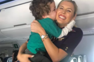 Mãe emociona ao agradecer comissária que acalmou filho autista em voo