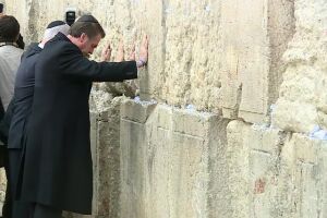 Bolsonaro visita Muro das Lamentações ao lado do primeiro-ministro de Israel