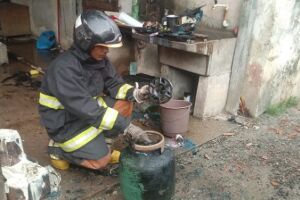 Após explosão de botijão de gás, homem sofre queimaduras e precisa ser encaminhado para hospital