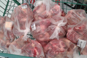 Procon encontra carnes e peixes impróprios para o consumo em supermercados de bairros