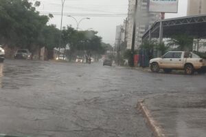 Apesar de chuva fraca, motoristas devem ficar atentos a trechos de alagamentos na Capital