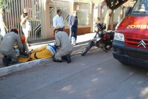 Após cair de moto, entregador de gás tem fratura exposta na perna