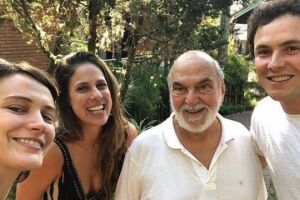 Lima Duarte recebe os vizinhos Bianca Bin e Sergio Guizé em seu sítio para festejar 89 anos