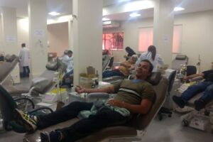 Herói pede ajuda: cabo dos bombeiros apela por doações de sangue para filha com dengue hemorrágica
