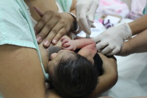 Simples e eficaz, técnica para redução da dor na vacinação de bebês é apresentada aos pais