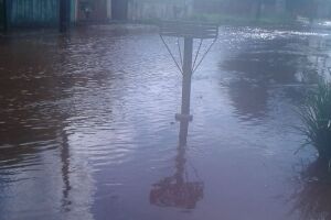 Ruas viram 'rios' e moradores vivem aflição após chuva no Tiradentes