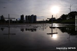 Em ato simbólico, área assoreada de lago do Parque das Nações recebe 'cemitério de cruzes'