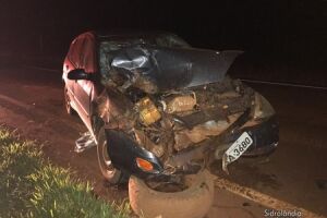 Motorista bate na traseira de viatura da PM no acostamento e acidente deixa quatro feridos
