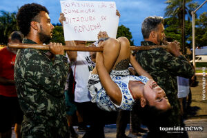 Encenação com método de tortura marca protesto contra golpe de 64 em Campo Grande