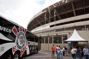 Torcida do São Paulo planeja recepcionar ônibus do Corinthians com pétalas