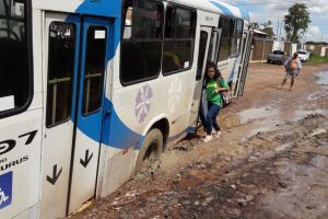 VÍDEO: após chuva, rua é tomada pela lama e ônibus atola no Cristo Redentor