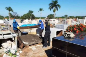6 meses depois: corpo de idosa enterrada em quintal volta a ser exumado