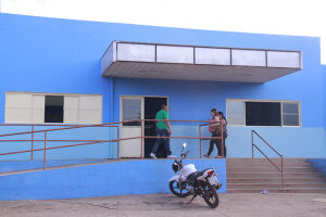 Recém-nascido abandonado em posto de saúde está em abrigo de Campo Grande