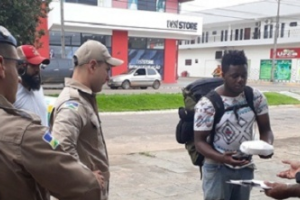 Imigrante colombiano 'ganha' marmitex com pedaços de vidro e é hospitalizado
