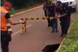 VÍDEO: moradores denunciam buraco que ameaça desabar avenida movimentada