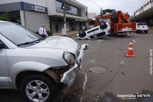 Motorista de Tucson desrespeita placa de Pare e provoca capotamento em Campo Grande