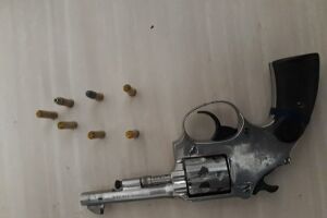 Criança de quatro anos leva arma e munições para escola