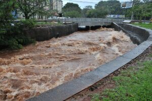 ATENÇÃO MOTORISTAS: chuva deixa córregos no limite em Campo Grande