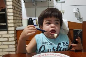 VÍDEO: com síndrome de Hunter, menino come sozinho pela primeira vez e emociona familiares
