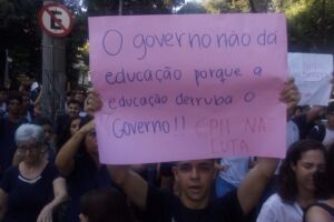 Estudantes protestam contra corte na Educação pelo presidente Jair Bolsonaro