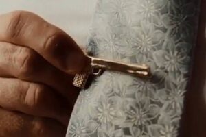 Eduardo Bolsonaro usa prendedor de gravata em formato de arma em casamento