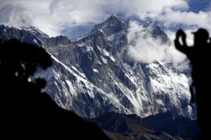 Sem oxigênio, homem morre durante escalada no Monte Everest