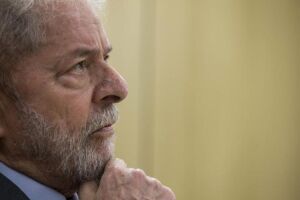 Em nova entrevista, Lula diz que Moro "nasceu para se esconder atrás de uma toga"
