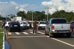 Colisão entre dois veículos deixa trânsito tumultuado na Avenida Duque de Caxias