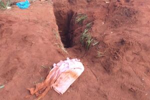 Criança de um ano que caiu de cabeça em buraco morre em Campo Grande