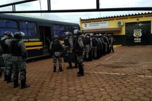 Batalhão de Choque chega a presídio para controlar motim organizado por presos de facção criminosa